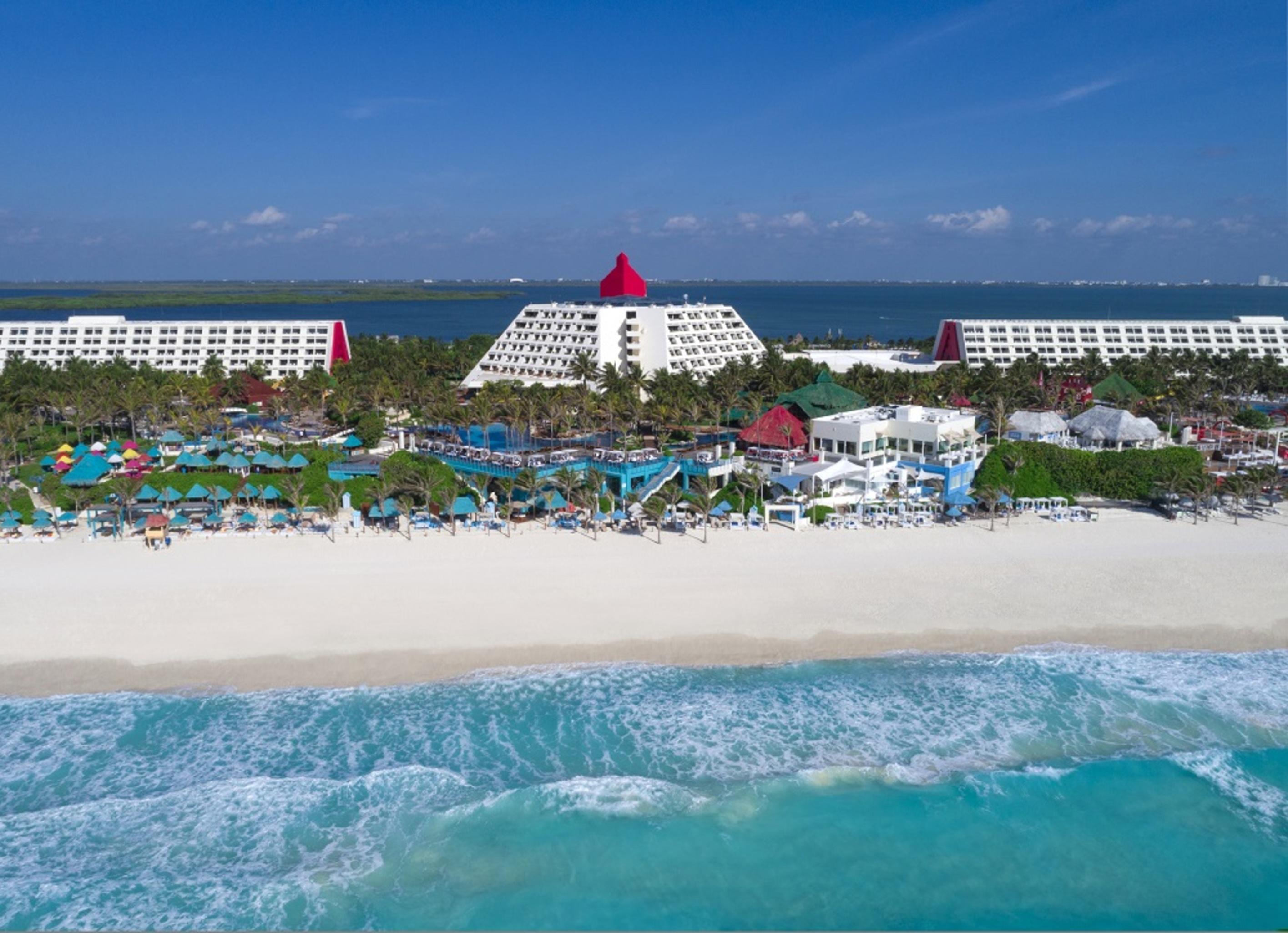 The Pyramid Cancun By Oasis Extérieur photo Aerial view of the resort
