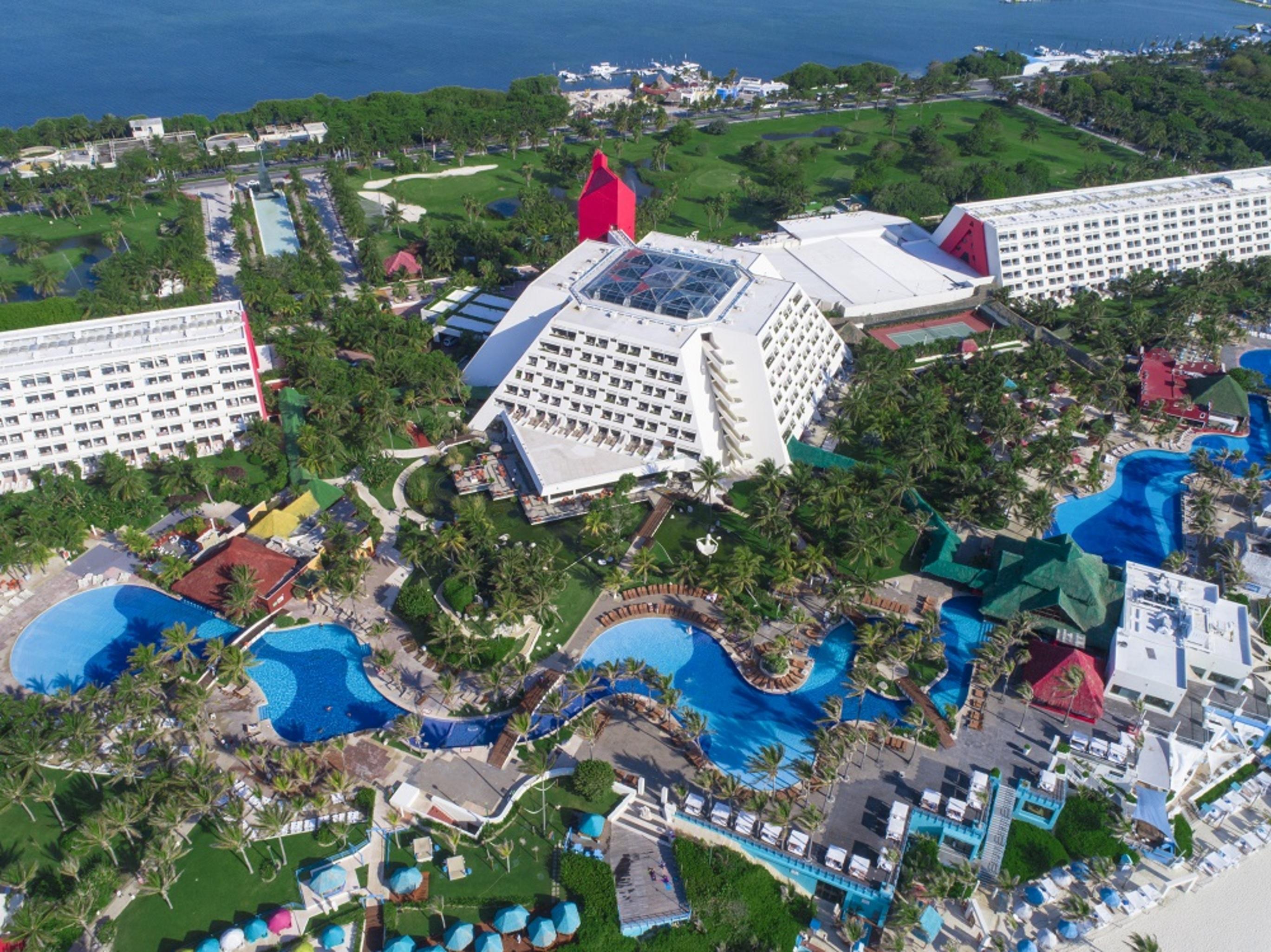 The Pyramid Cancun By Oasis Extérieur photo Aerial view of the resort