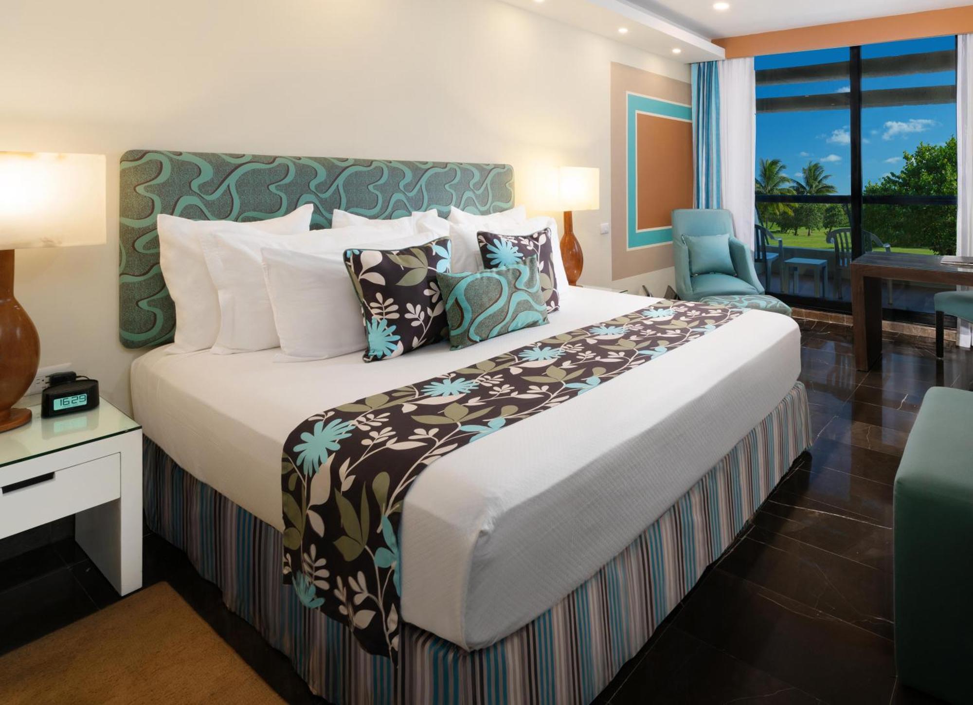 The Pyramid Cancun By Oasis Extérieur photo A room at the Hilton La Romana