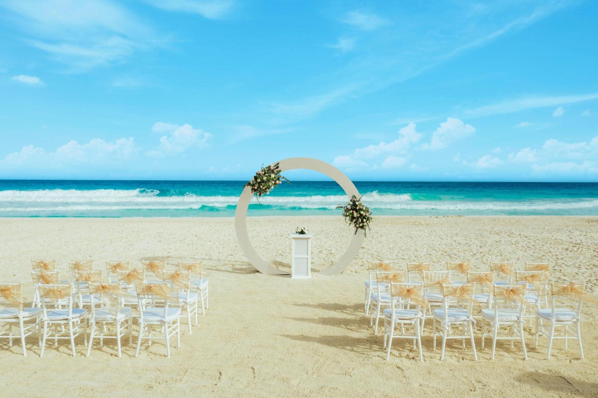 The Pyramid Cancun By Oasis Extérieur photo Beach wedding