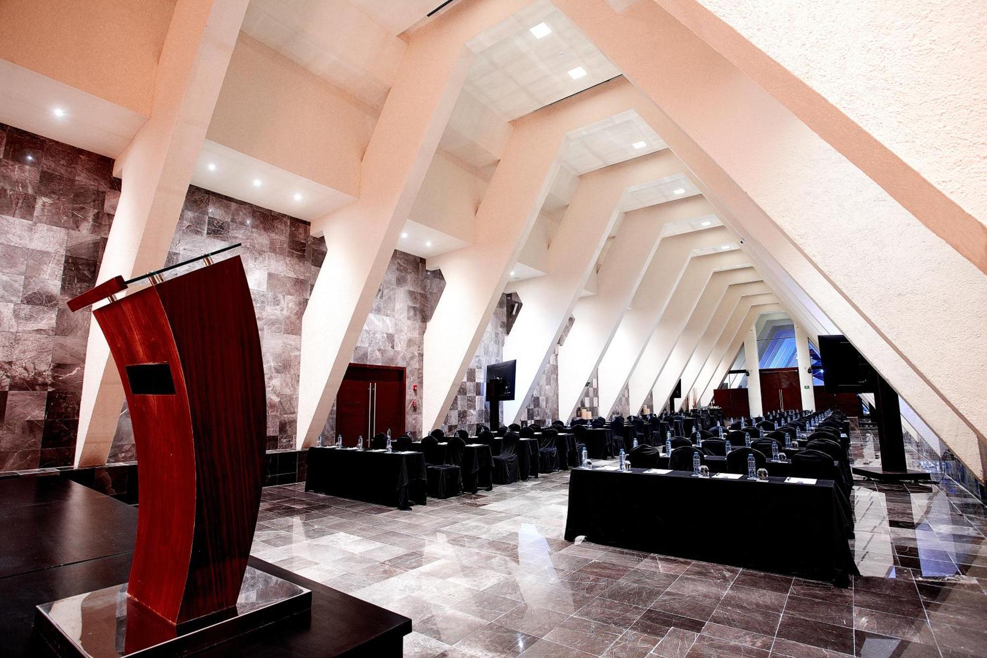 The Pyramid Cancun By Oasis Extérieur photo The 2011 World Trade Center Convention Center