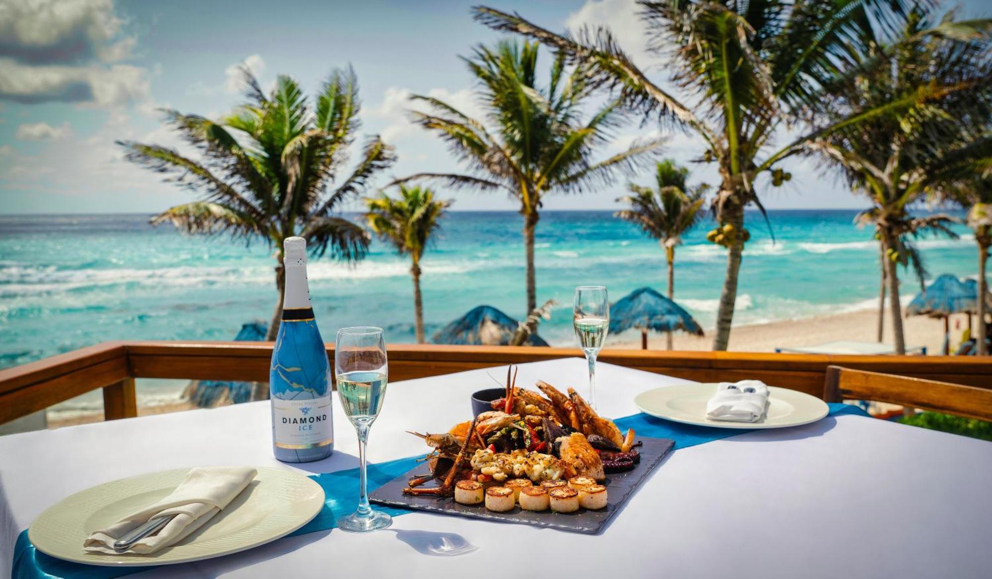 The Pyramid Cancun By Oasis Extérieur photo Beachfront dining at the Hilton