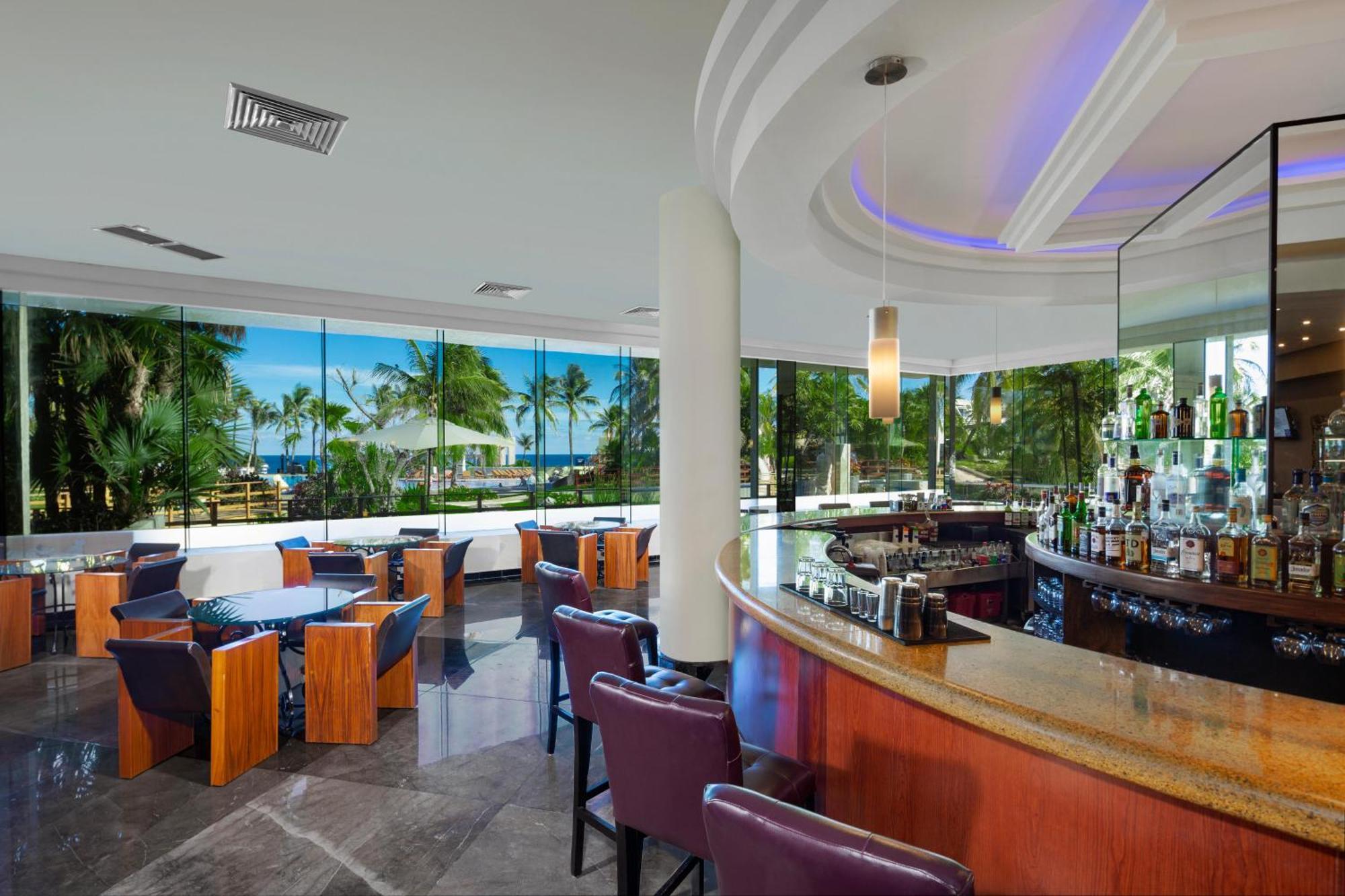The Pyramid Cancun By Oasis Extérieur photo The bar at the lobby