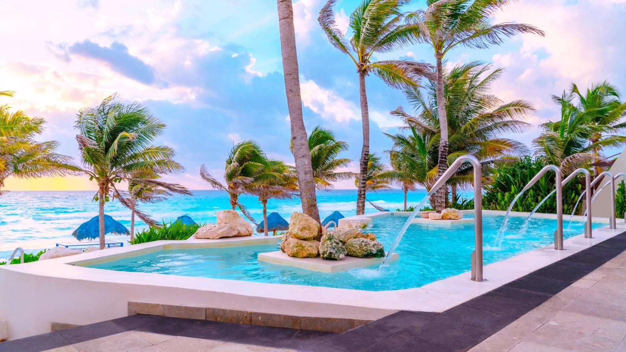 The Pyramid Cancun By Oasis Extérieur photo Infinity pool at the beach