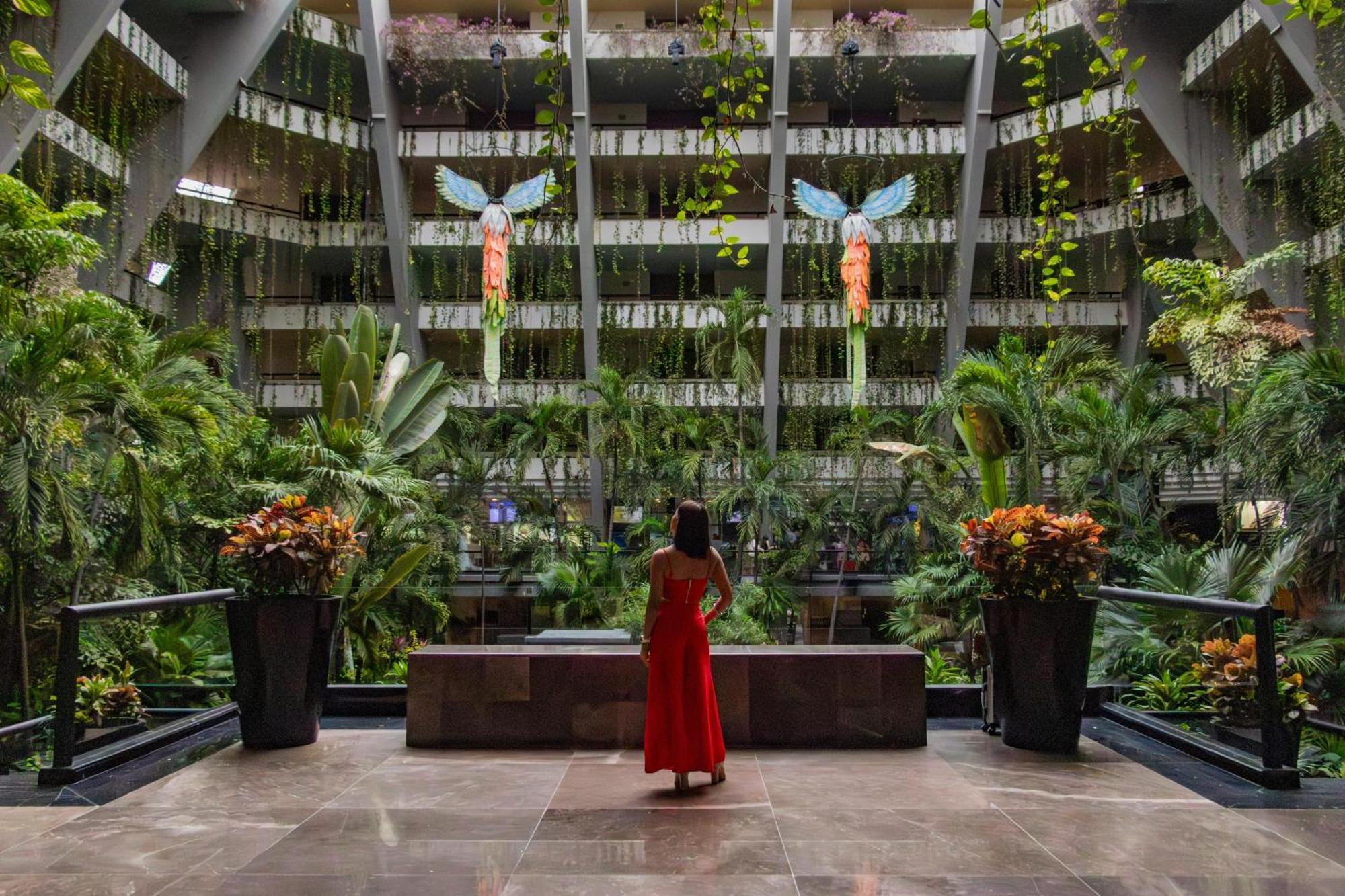 The Pyramid Cancun By Oasis Extérieur photo The interior of the hotel