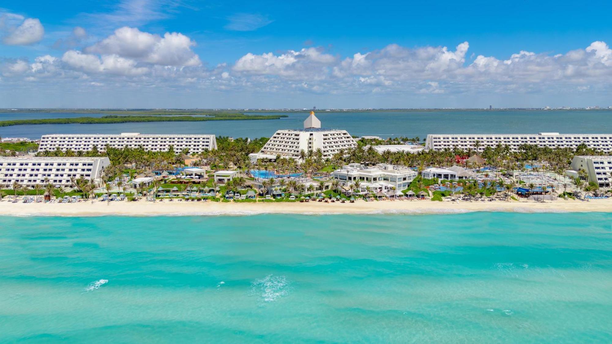 The Pyramid Cancun By Oasis Extérieur photo Aerial view of the resort